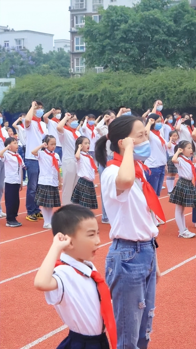 四川天府新区南湖小学举行2021级首批新队员入队仪式