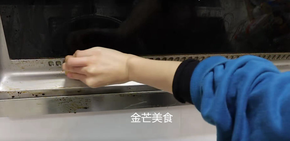 肥皂放在油烟机上涂一涂，效果这么厉害，我也是刚学会，涨知识了