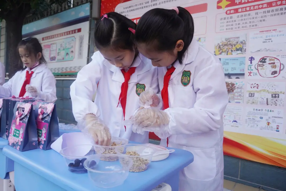 越秀｜“玩”转杏林“粤”享生活！朝天小学中医药劳动研学实践嘉年华活动热闹开锣