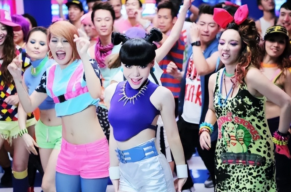 街头卖艺、卑微求职、卖货求生，这5位过气女星如今有多窘？