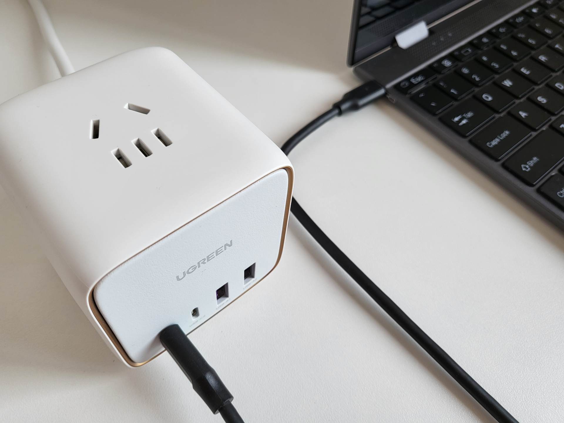 电子设备多，桌面杂乱无章，数码博主用绿联65W智充魔盒轻松搞定