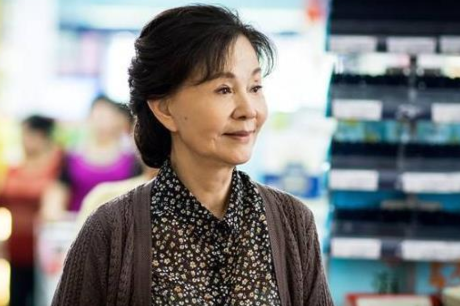 “奶奶级”演员年轻照，皮肤白里透红，笑容甜，个个都是美人胚子