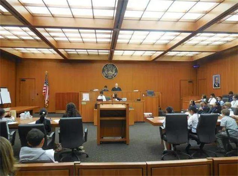 涉外家政之痛：58岁保姆被骗到美国当女奴，被迫学狗爬、吃头发