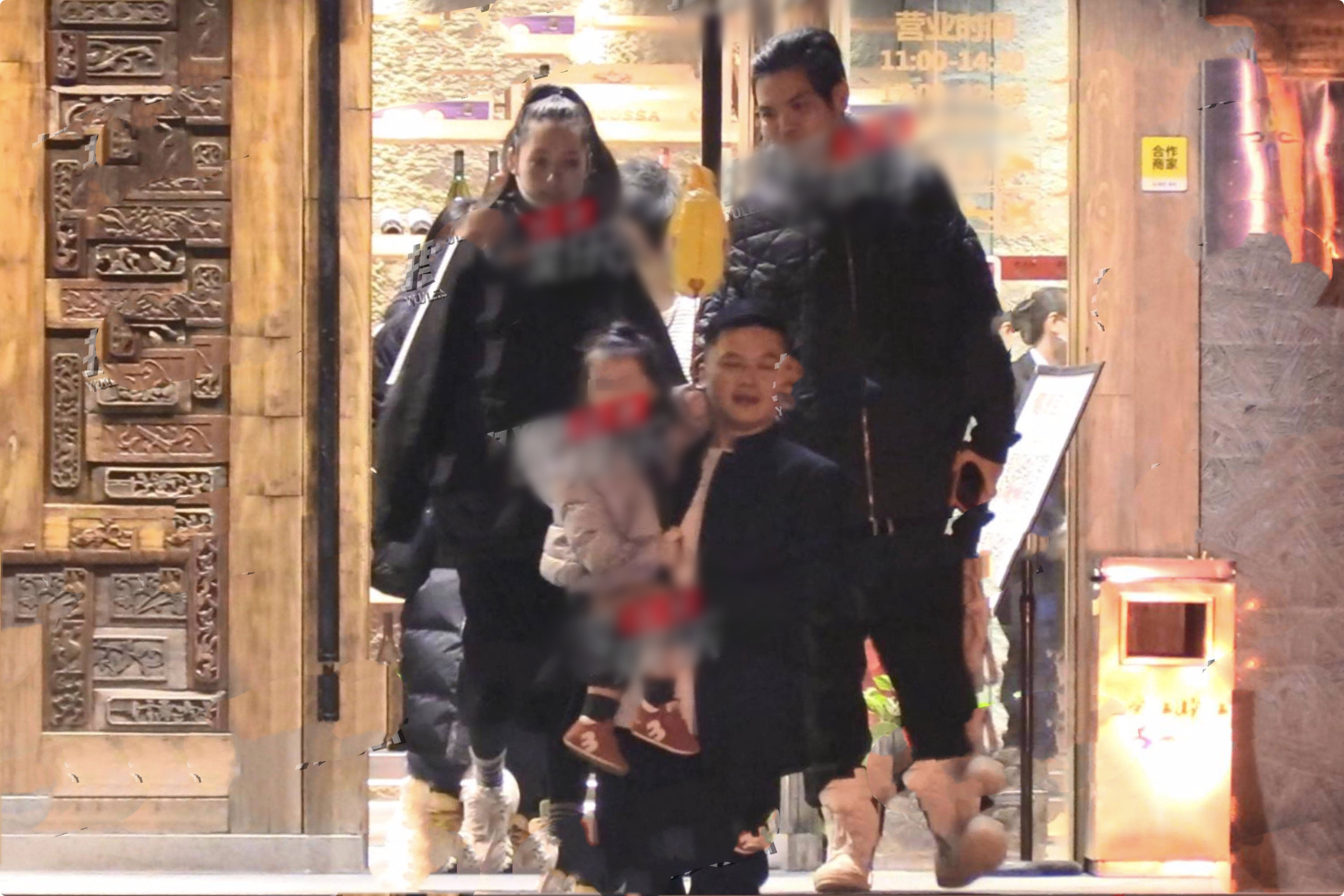 向太一家五口外出就餐，郭碧婷向佐牵手走出，女儿扎冲天辫萌态足