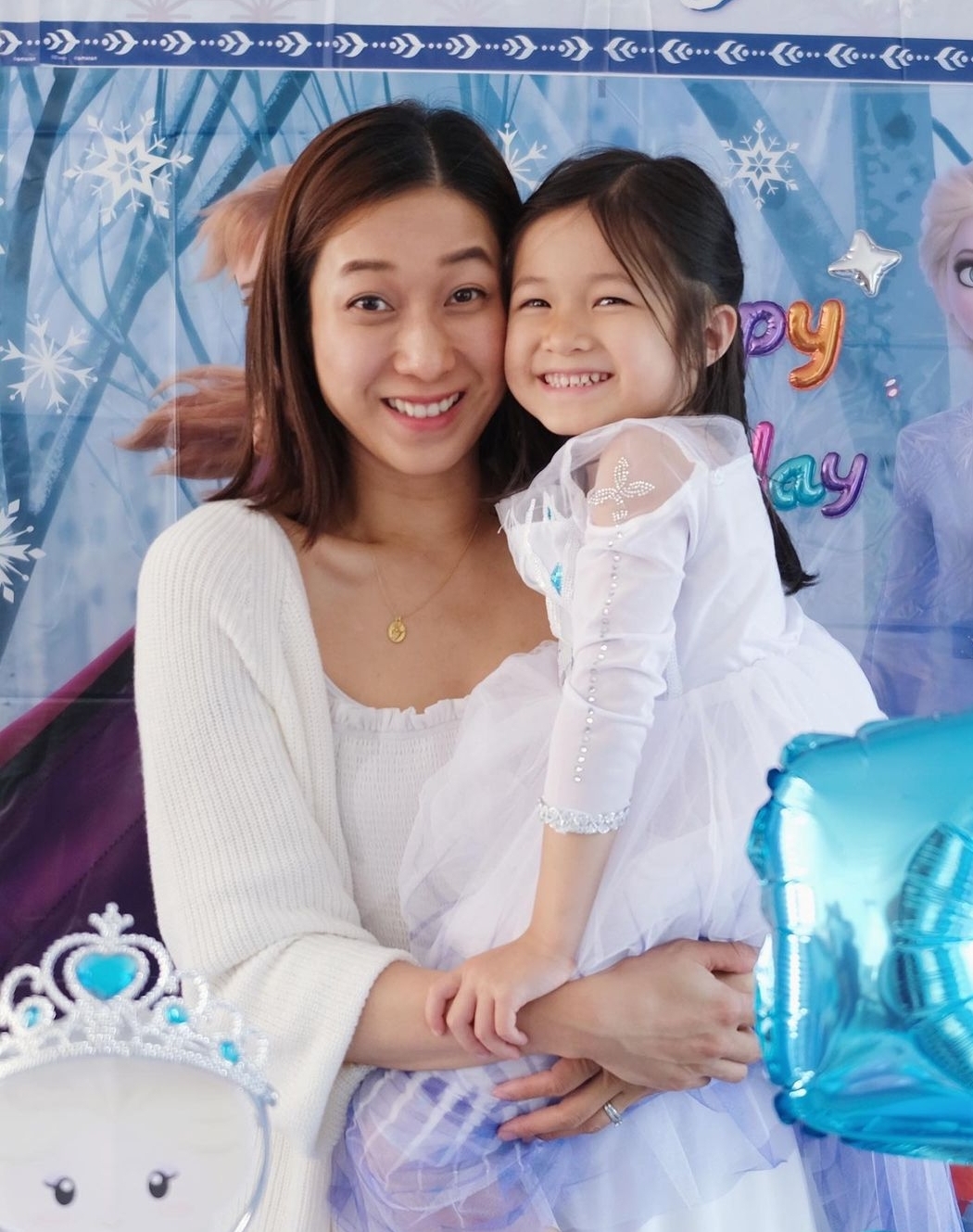 钟嘉欣和女儿为彼此化妆，英文粤语切换自如，Kelly表情古灵精怪