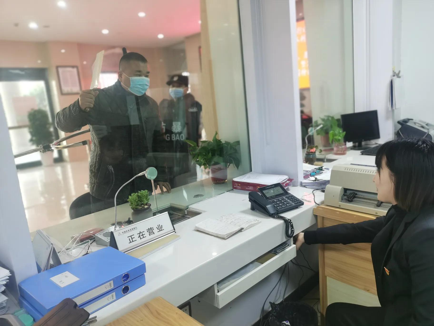 农发行鹤壁市分行开展防抢防爆安全演练