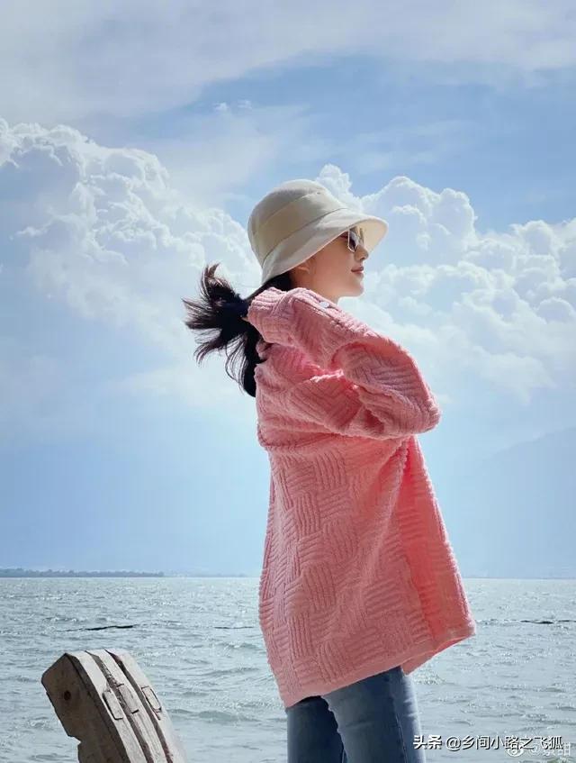 景甜置身碧海蓝天 穿粉外套撩拨长发好甜美