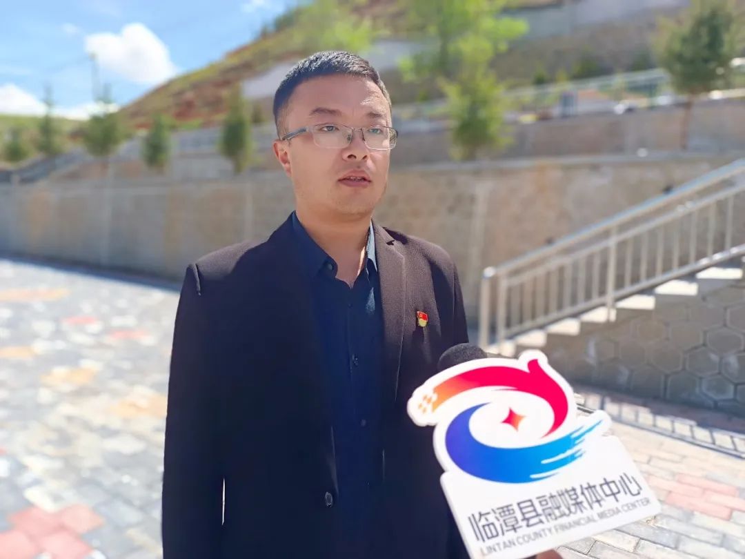 临潭县举行无名红军烈士墓迁葬入园仪式