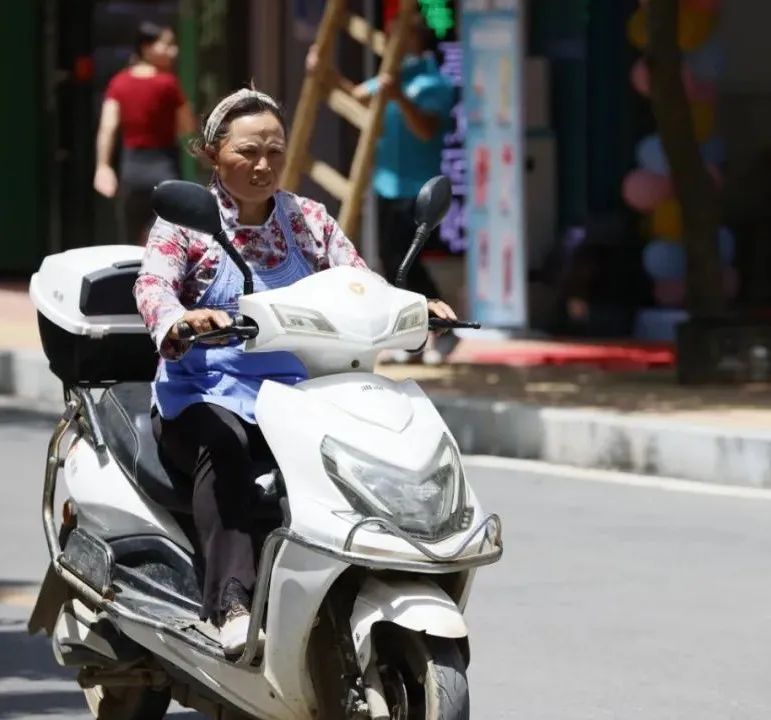 大曝光不戴安全头盔曝光看看有没有你认识的