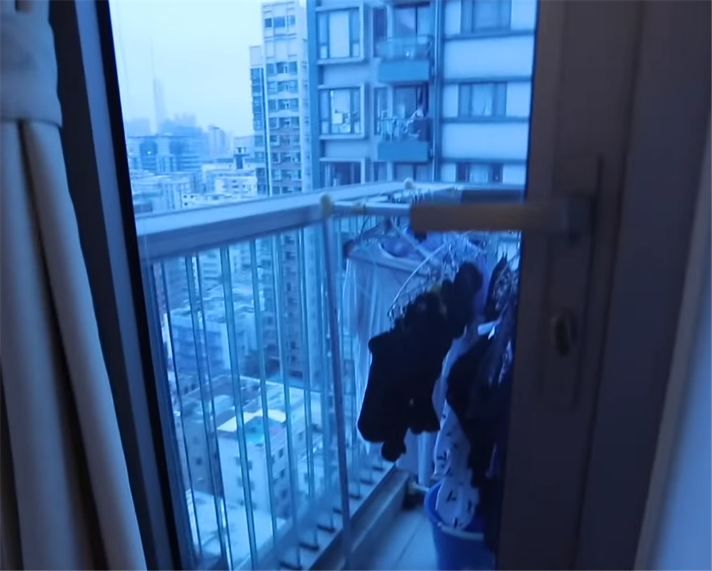 一对香港26岁小夫妻，住进19㎡双阳台“纳米楼”，蜗居真的太逼仄