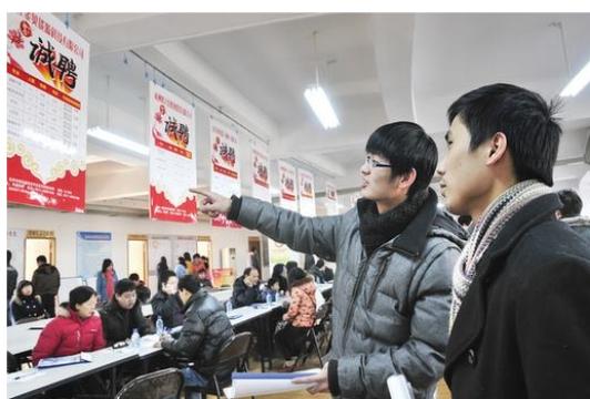 清华大学生“炫富照”走红，看了她的背包，才知道什么叫真富有