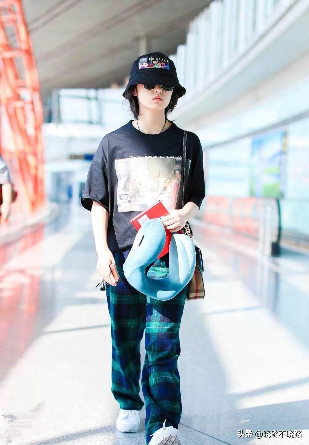 杨幂又带火了一种穿法叫：“T恤＋方块裤”，时髦显瘦还不易撞衫