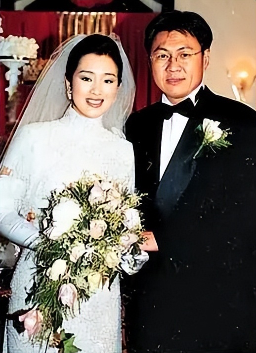 张艺谋老婆陈婷照片张艺谋为何不娶巩俐而娶了陈婷