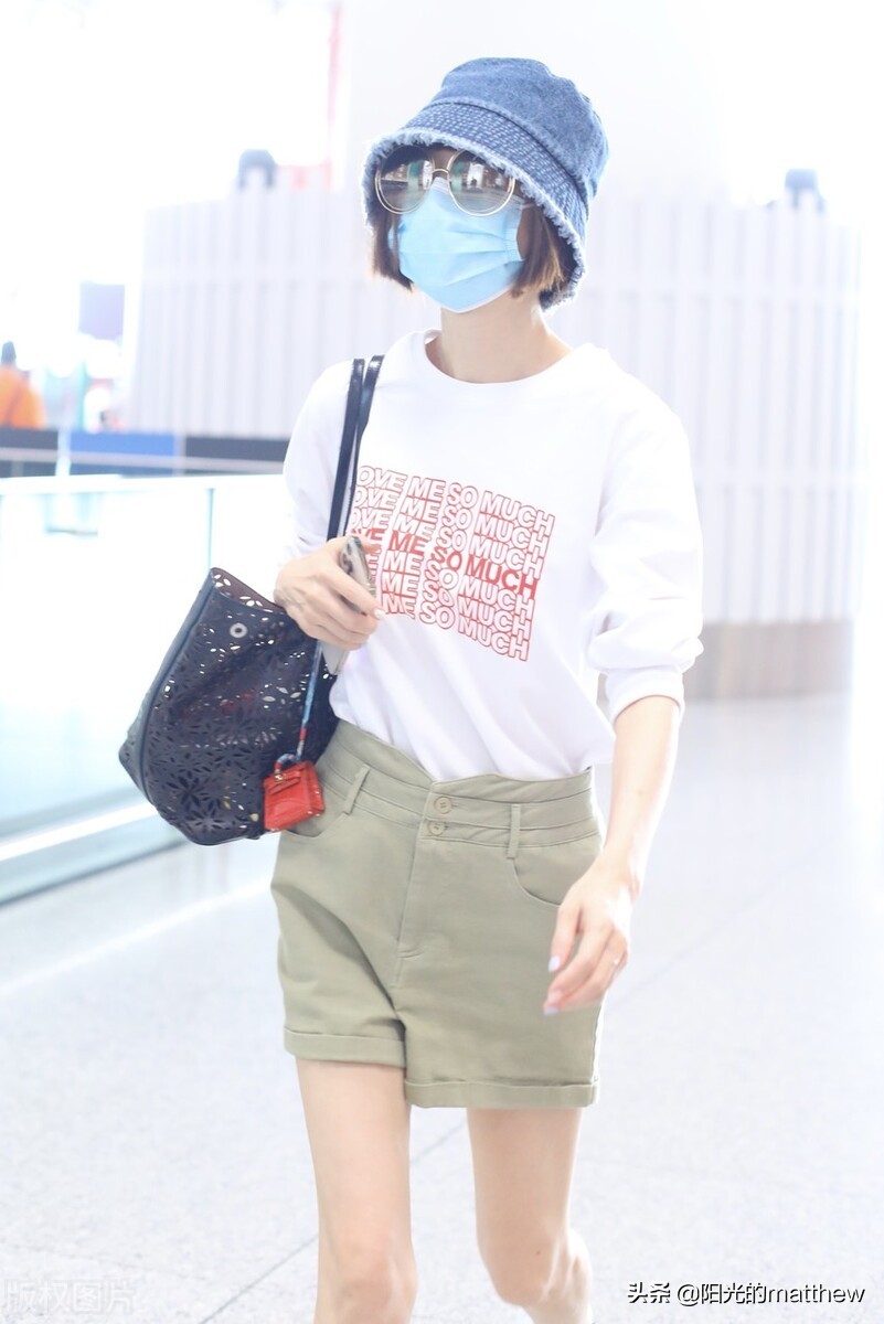 街拍：鲁豫白色字母T恤+军绿色短裤随意休闲