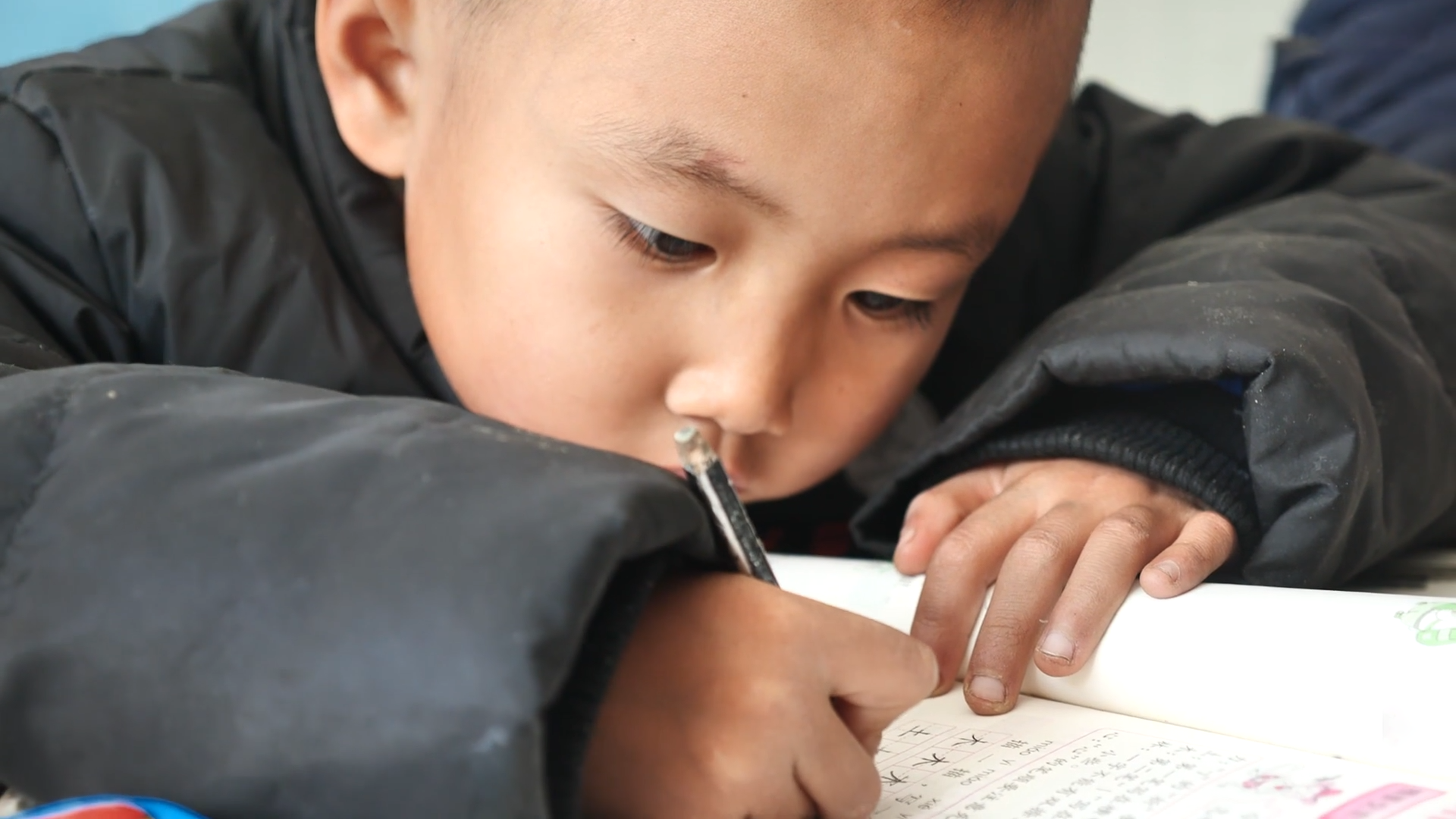“我妈走了，我爸坐牢了”！7岁男孩憋着不哭，梦想成为消防员