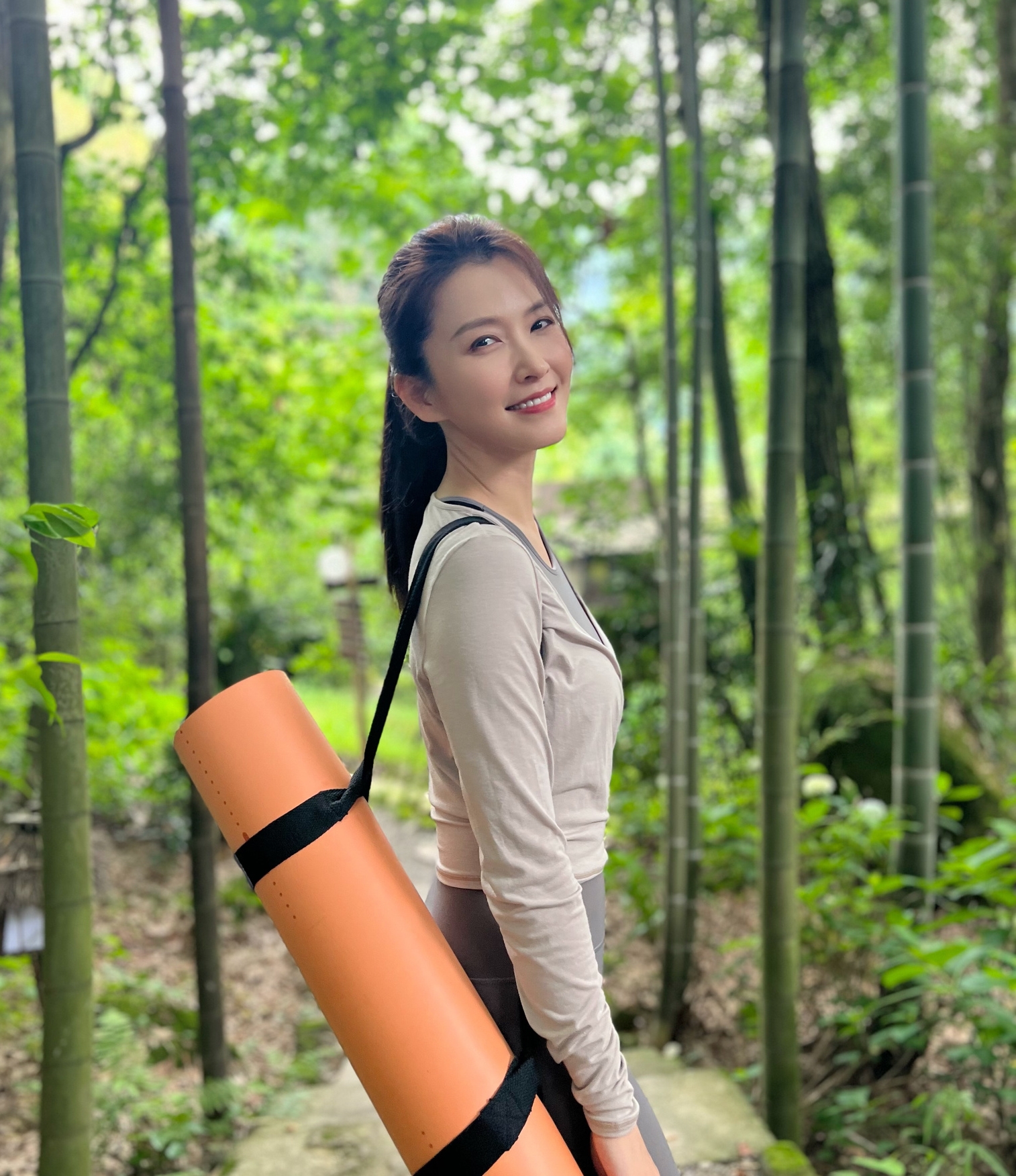 女星徐洁儿竹林中练习瑜伽，曼妙身材融入大自然