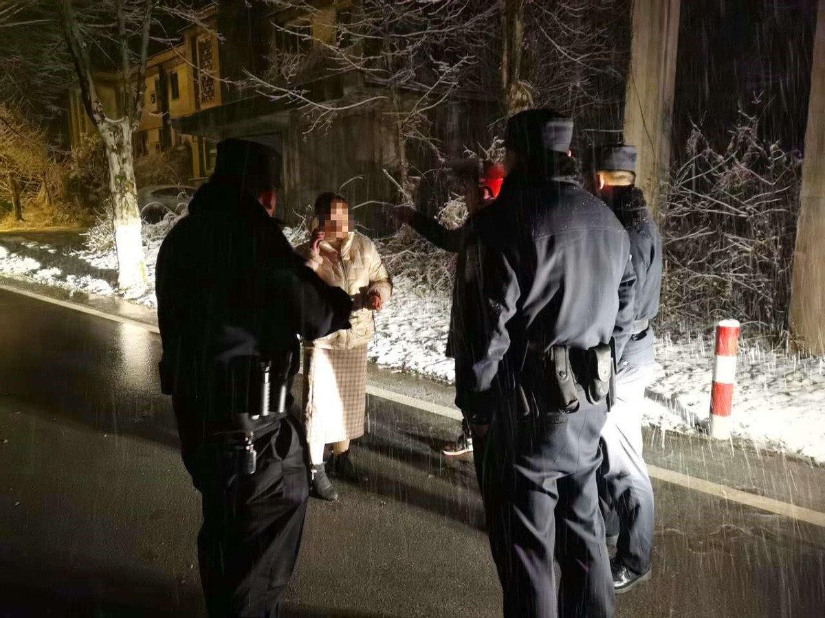 湖北远安：民警提前到岗 战冰雪保平安