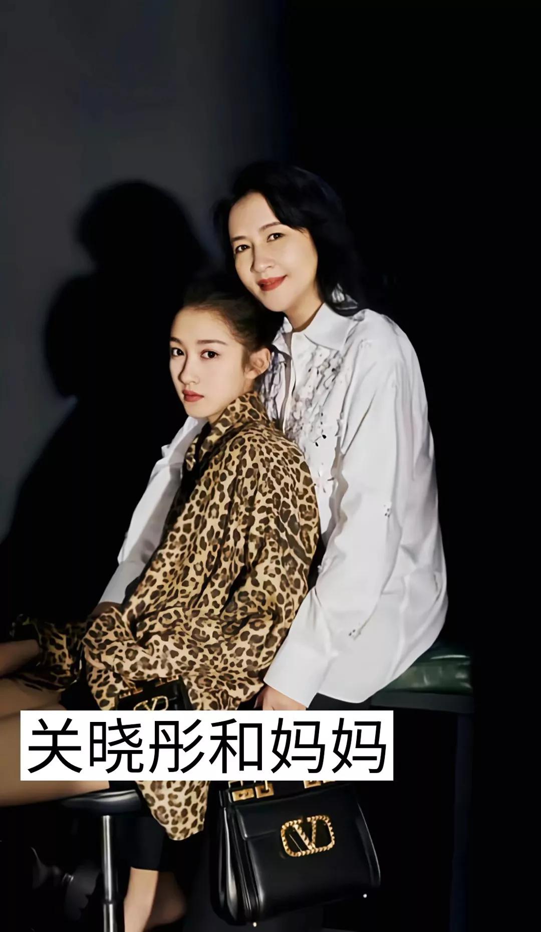 明星俏佳人：娱乐圈二十位女星母女照，根本不是母女，更像姐妹