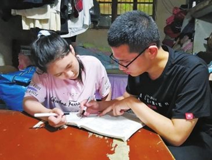 “屋顶男孩”全杰通：在寒风中蹭网学习，高考“666”逆天改命