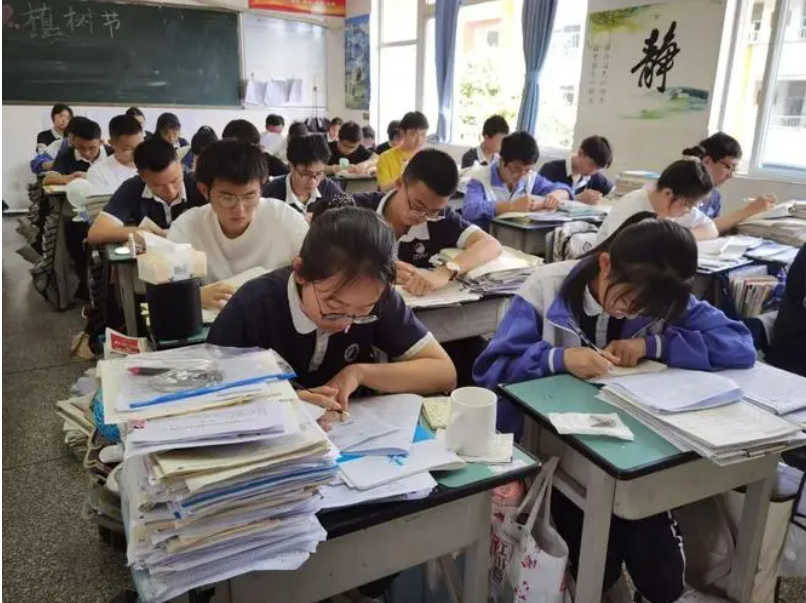 40年前的高考很难？看到试卷后破防了，好像小学三年级的作文题