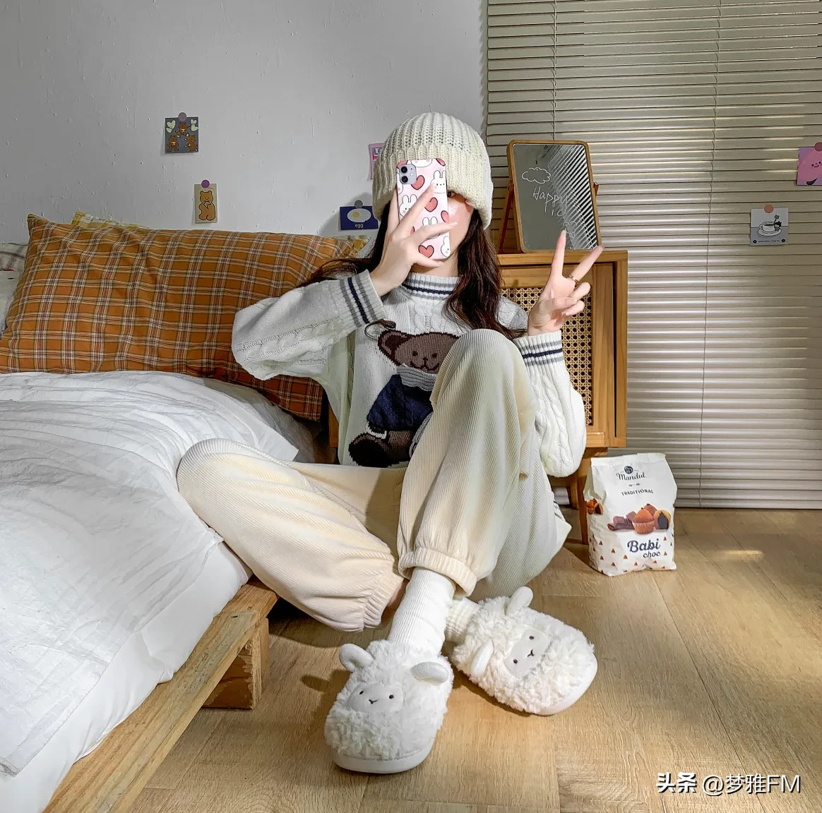 昨晚一夜之间寒风到来，宝贝一大清早的就把家里的棉拖鞋找出来穿上喊道:妈妈