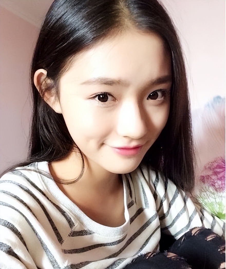 安静女演员个人简历(演员林允) - 散下步