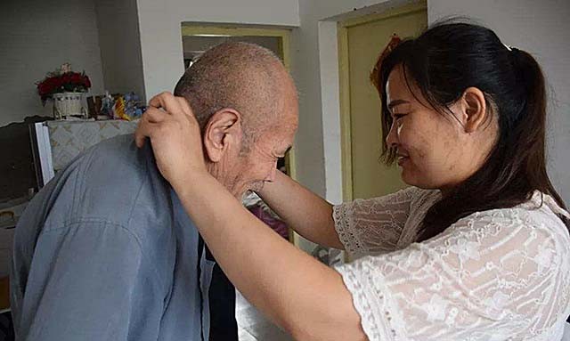 安徽光棍兄弟收养弃婴，给拖拉机装土赚奶粉钱，34年后女婴成教师