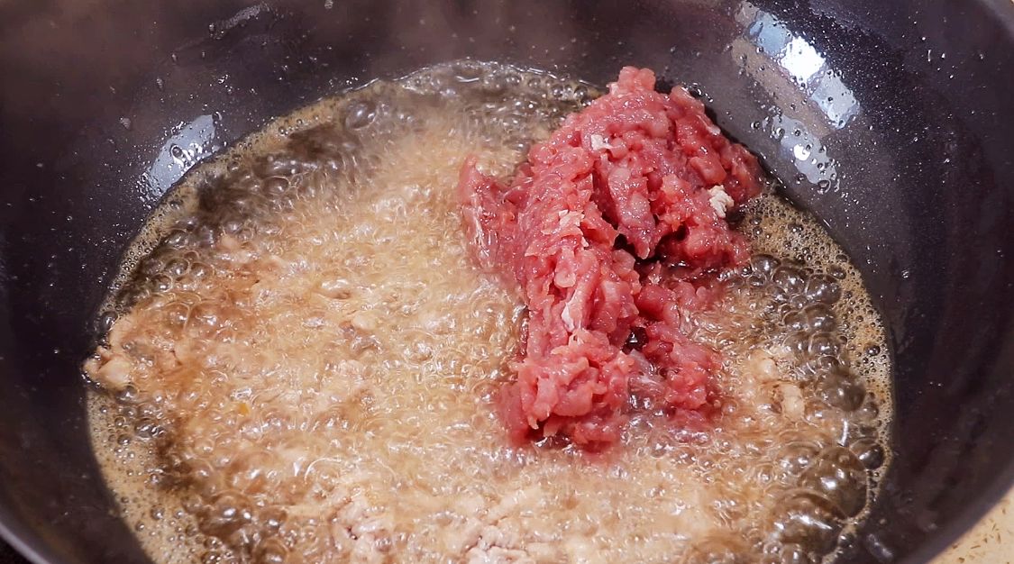 一道过年必备万能酱，一次做10斤，保存一个月不坏，拌饭拌面好吃