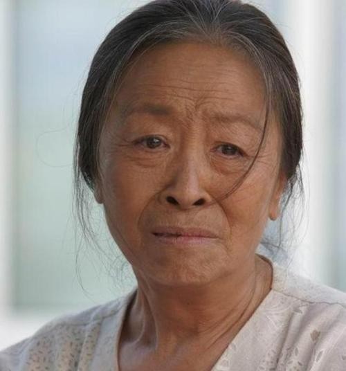 "丑娘"张少华:为子还房贷坐轮椅拍戏,住院无人照顾,人生如戏