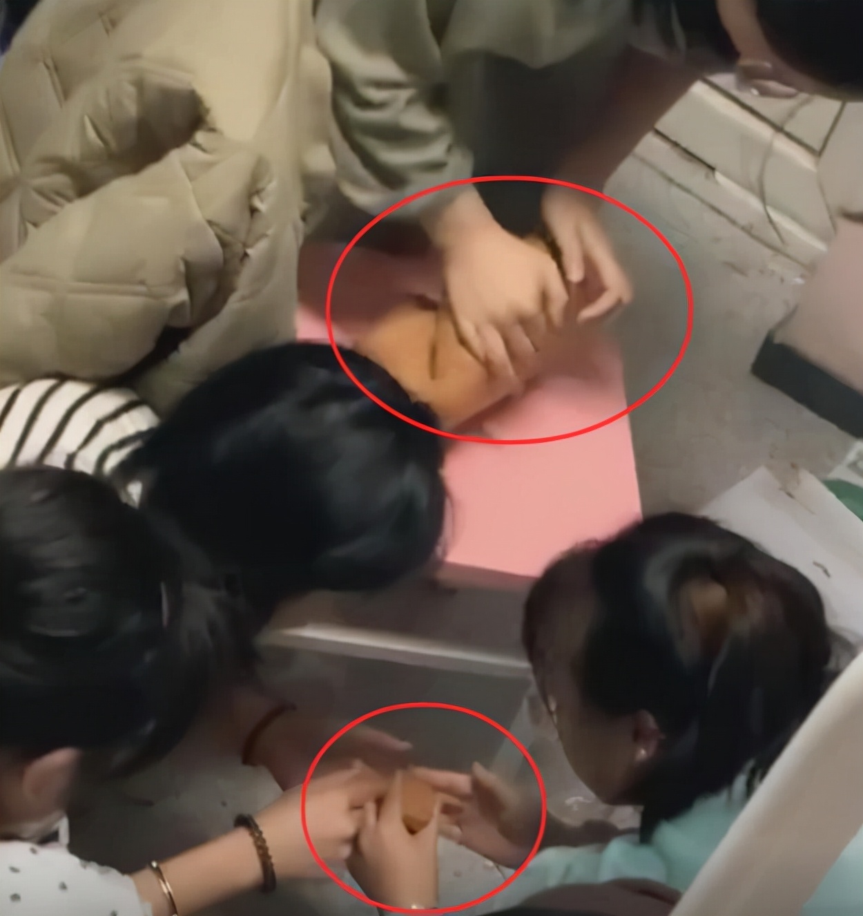 西安高校封校后，女大学生突发奇想自制麻将，网友：幺鸡是精髓