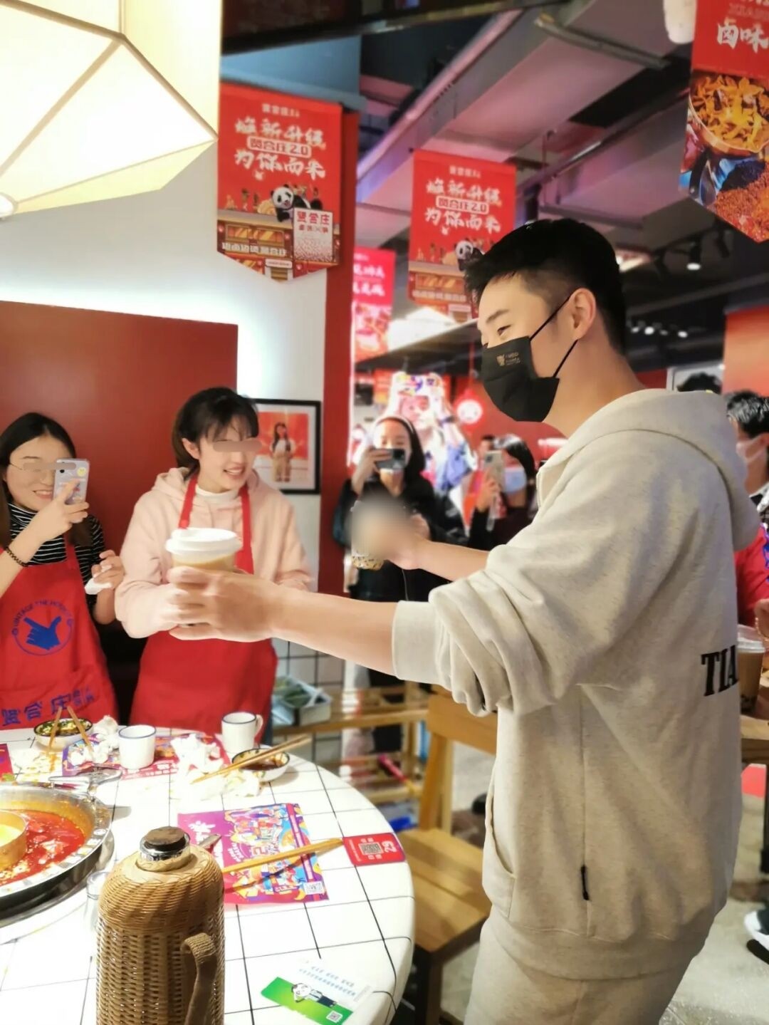 36岁陈赫副业赚到手软，打扮低调亲自当服务员，还给每桌赠送奶茶