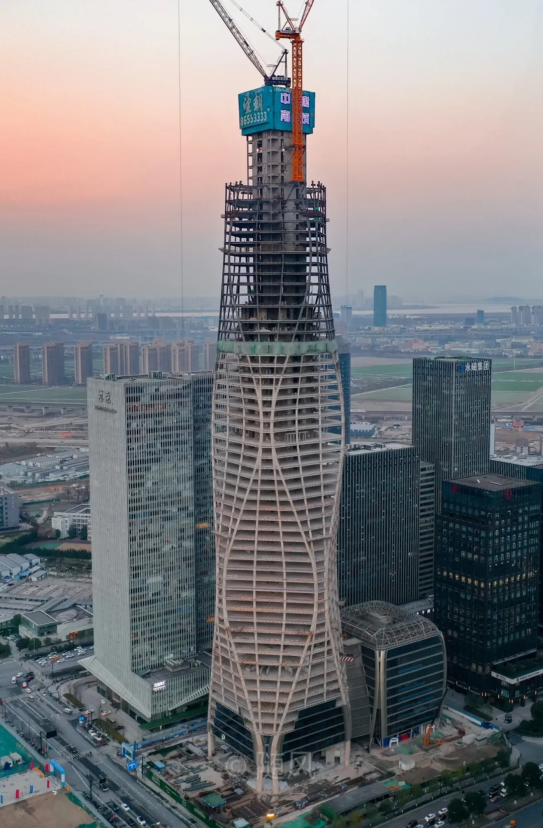 杭州望朝中心核心筒封顶,建筑犹如“火焰与水纹波”