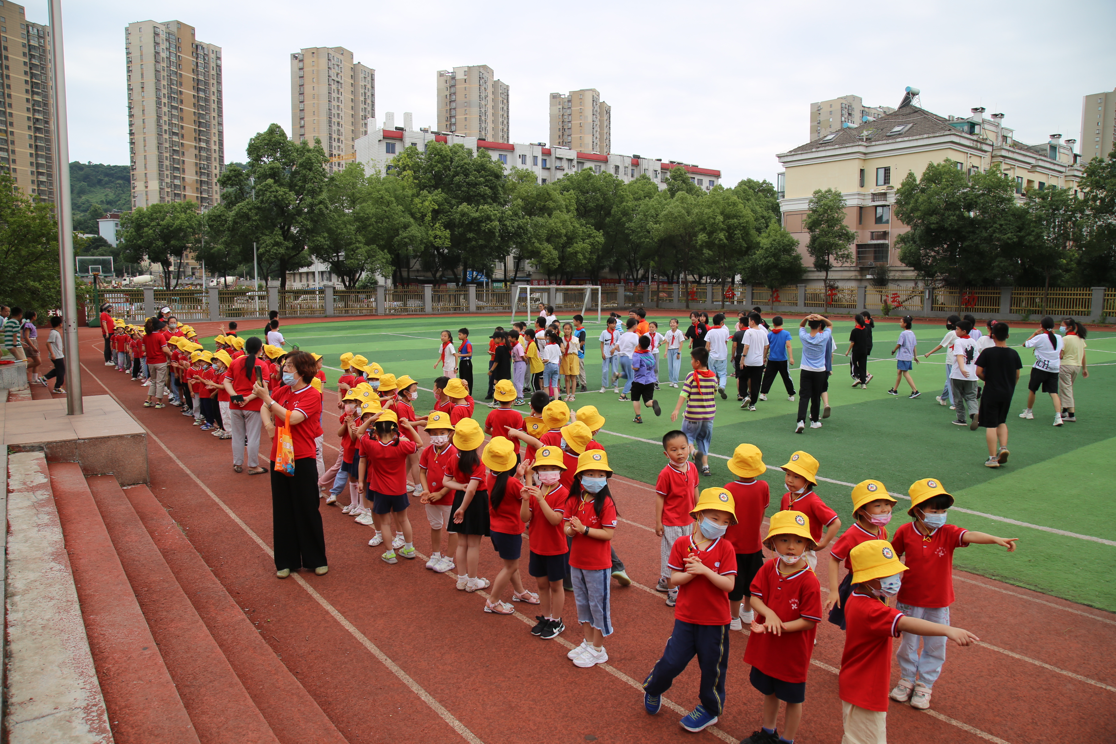 幼儿园孩子进东方红小学 体验小学生活