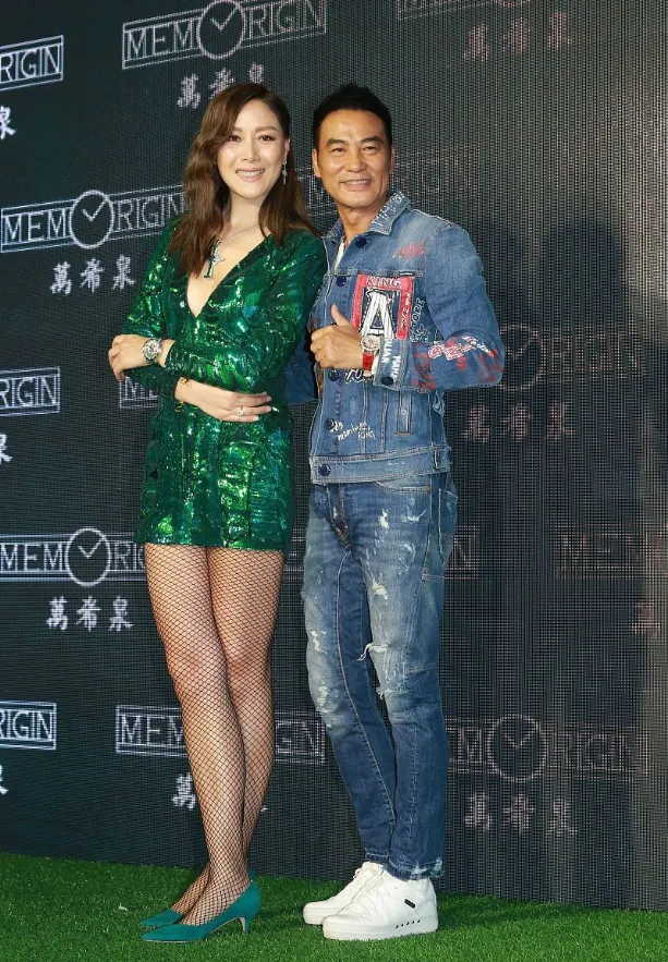 任達華妻子越老越有味道 穿着連體顯進階 烈焰紅唇更有韻味 天天看點