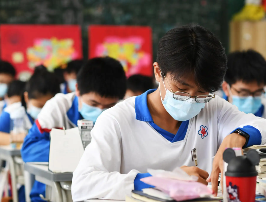 22年高考生真不容易，上海宣布高考延期举行，学生们迎来巨大挑战