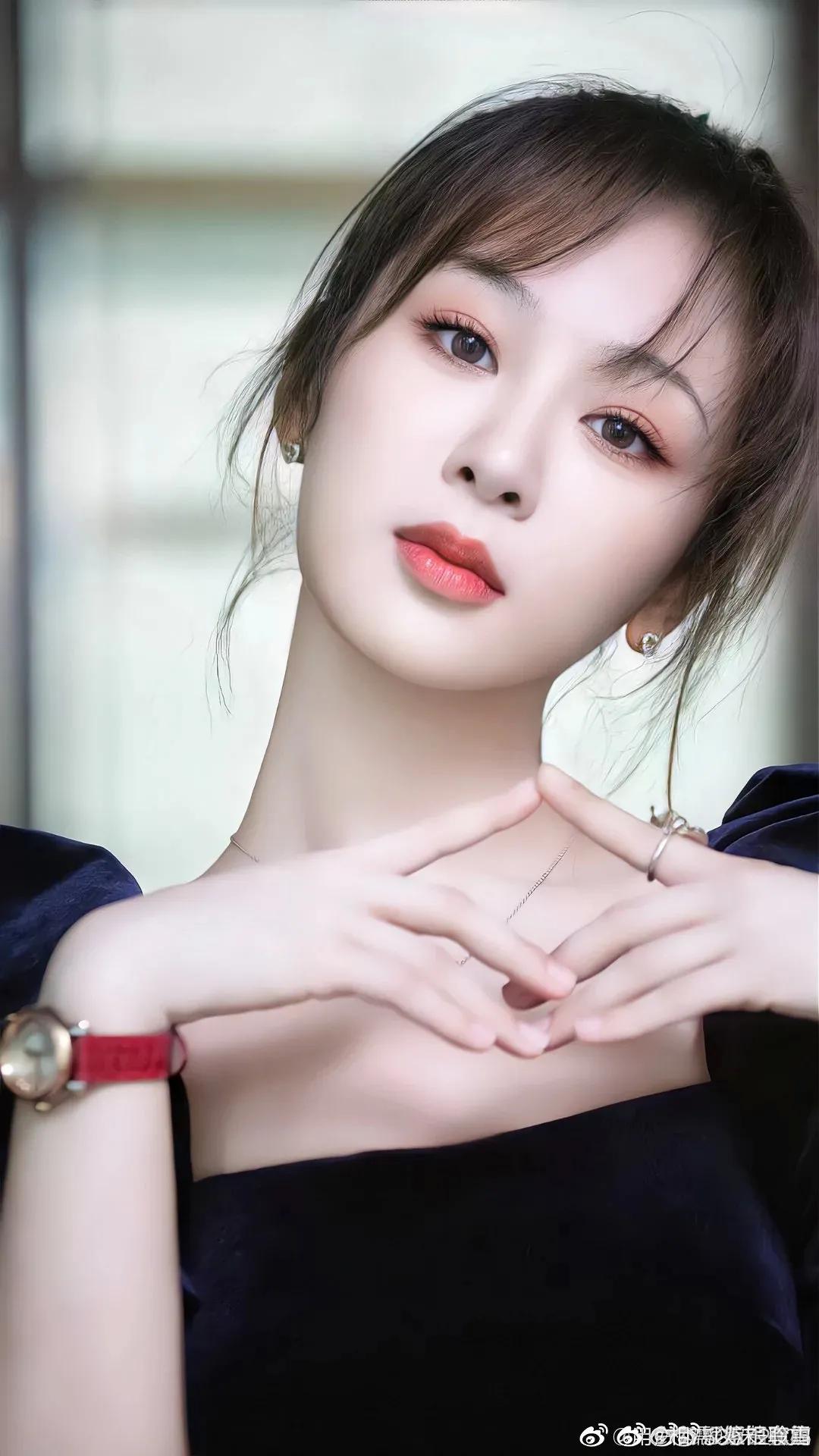 每张照片都好好看呀，美到我的心巴里#杨紫