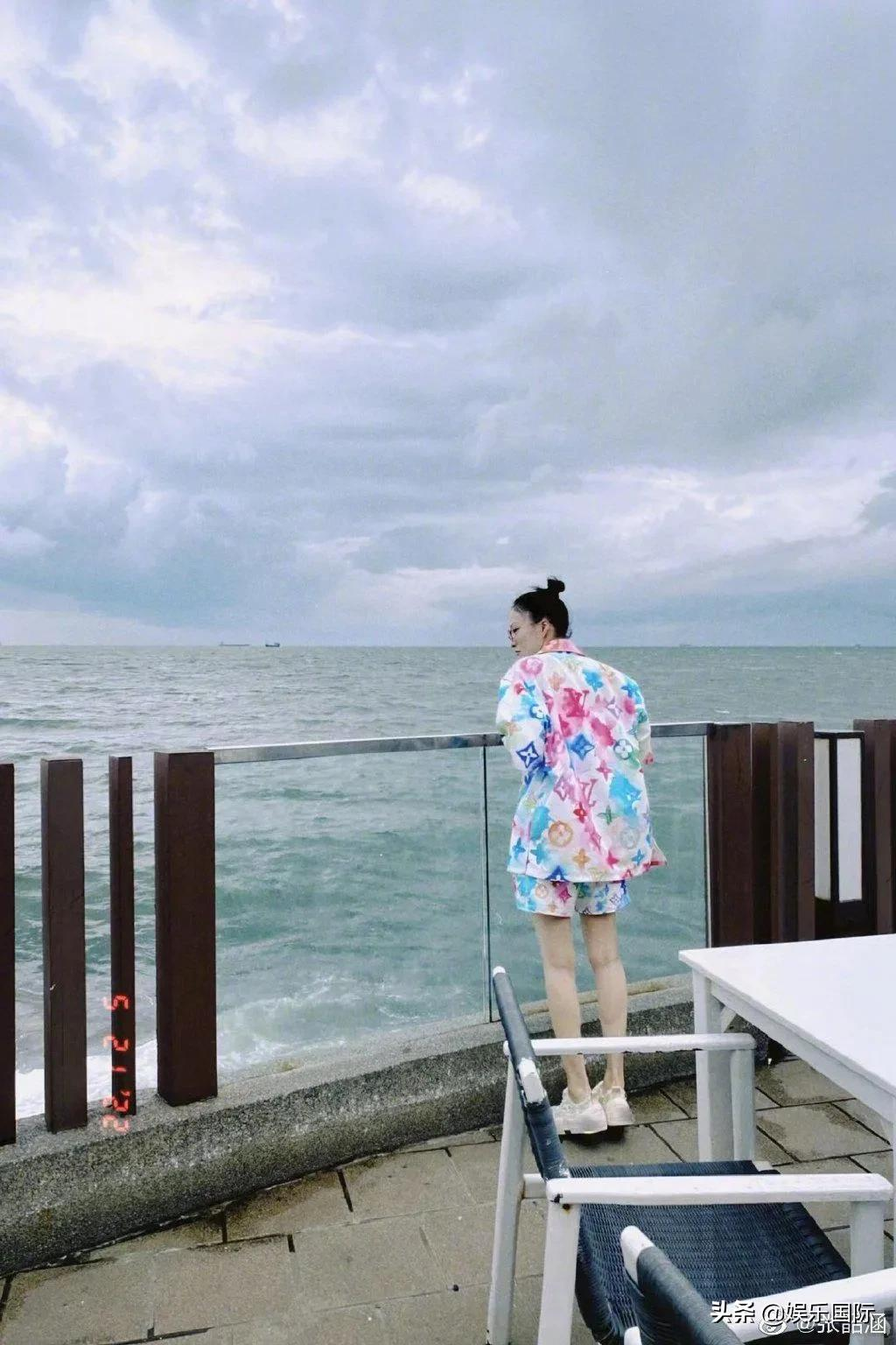 张韶涵扎双丸子头海边度假 笑容灿烂似少女