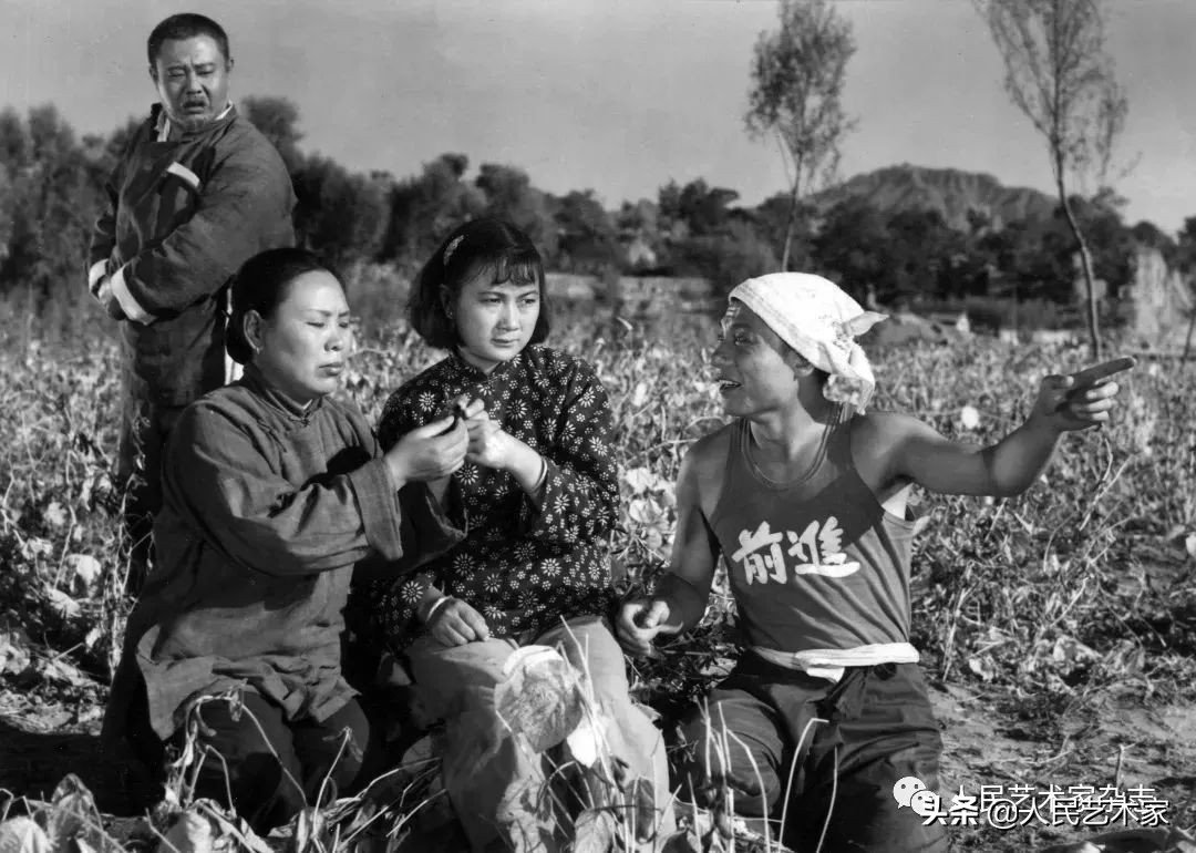 他的家被日寇冲毁，迫于生计当了电车售票员，热爱艺术却被嘲笑“穿号坎”，后因“双枪李向阳”蜚声中国