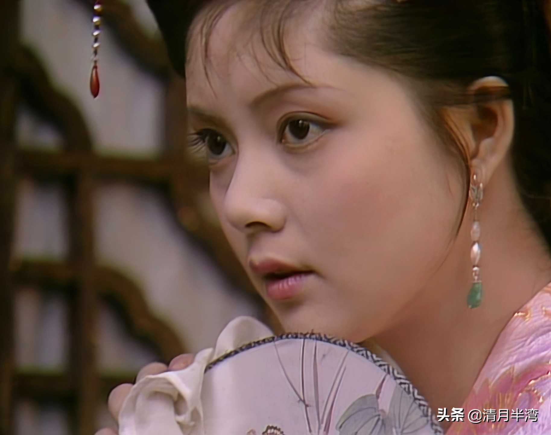 同样是演"宝钗扑蝶",张莉灵气四溢美如画,李沁木头桩子干扑腾