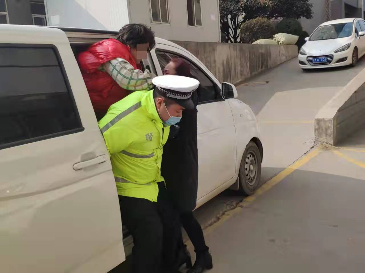 孩子突发疾病 西安临潼交警紧急护送其就医
