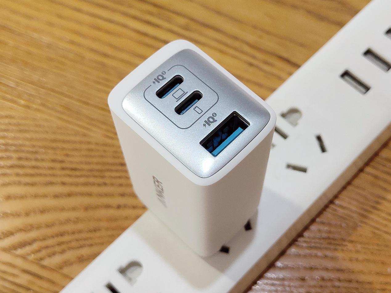 比原装充电器单口强，Anker 65W三口超能充上手体验