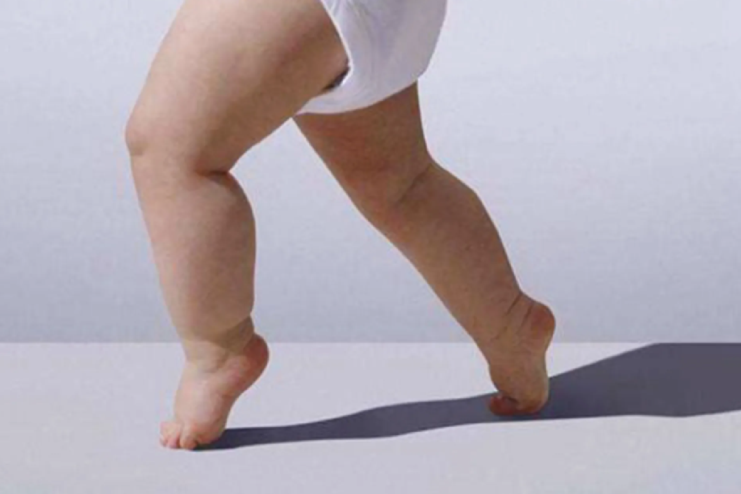 家长尤其注意的,就是宝宝的腿型,且不说是不是大长腿,就算是小短腿也