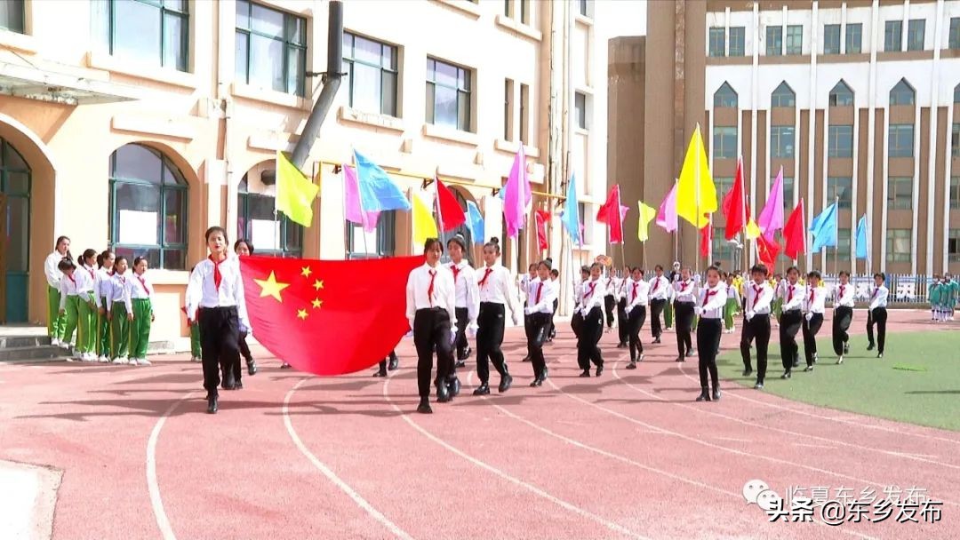 足球嘉年华(足球嘉年华 小小绿茵梦——东乡县幸福学校举行校园足球比赛)