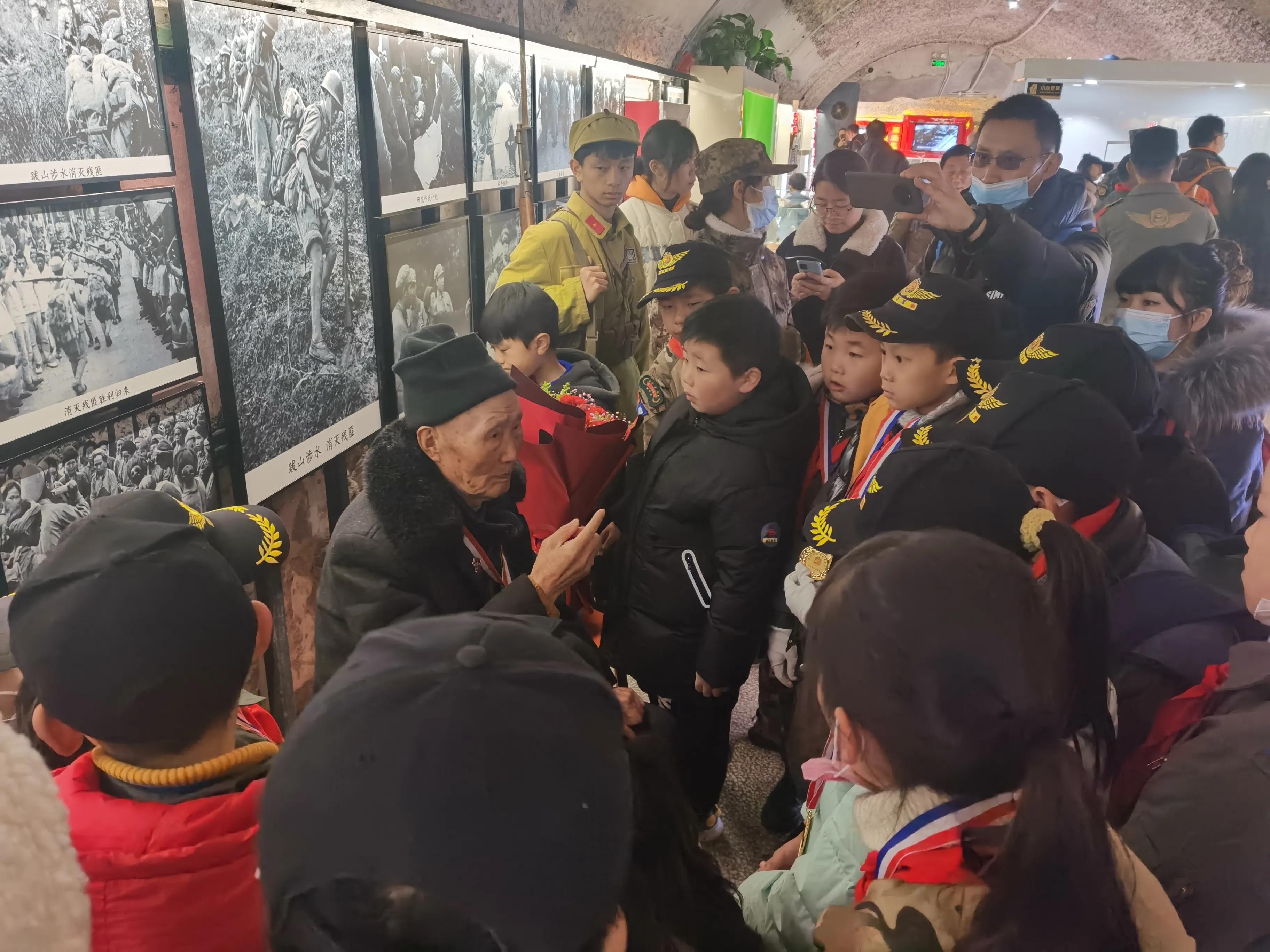 贵州200多名少年军，元旦贵阳祭先烈，聆听4位老英雄战斗故事