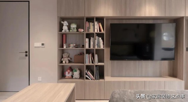 52㎡上海姑娘的家，厨卫不铺一块砖，床装墙壁上，进门我就迷住了
