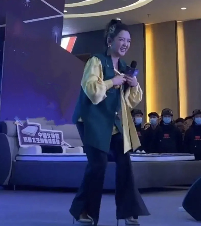 过气女明星窘况：街头卖唱、破产、卑微求工作，风光不再