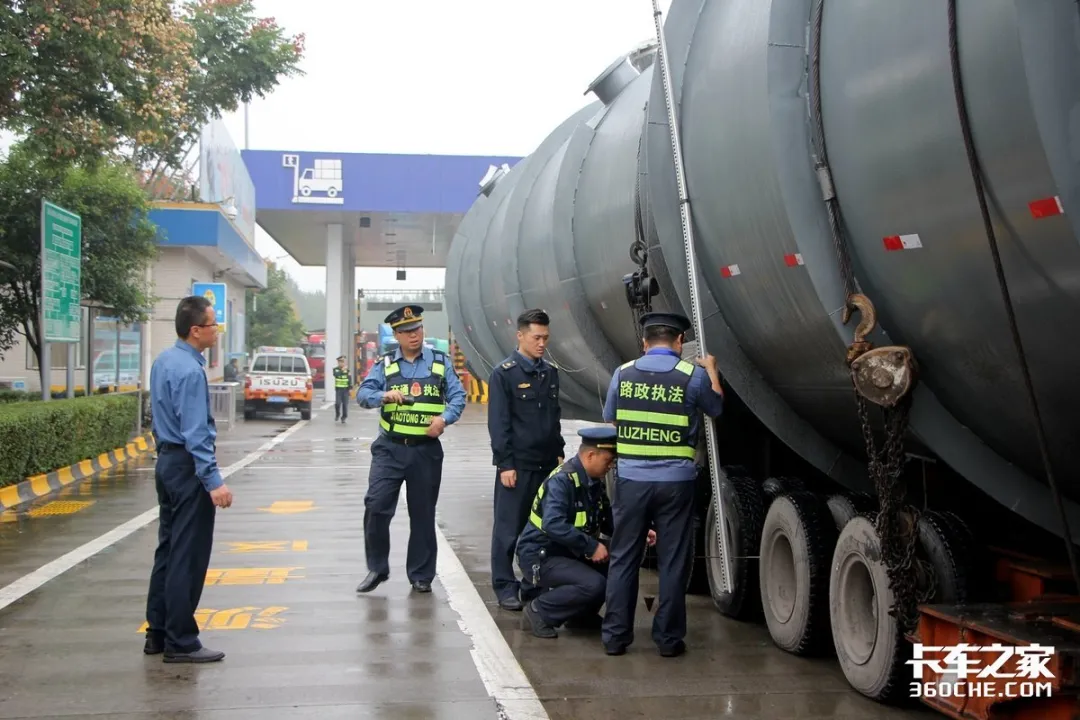 高架垮塌涉事货车竟有2张不同吨位的超限证，背后原因值得深思