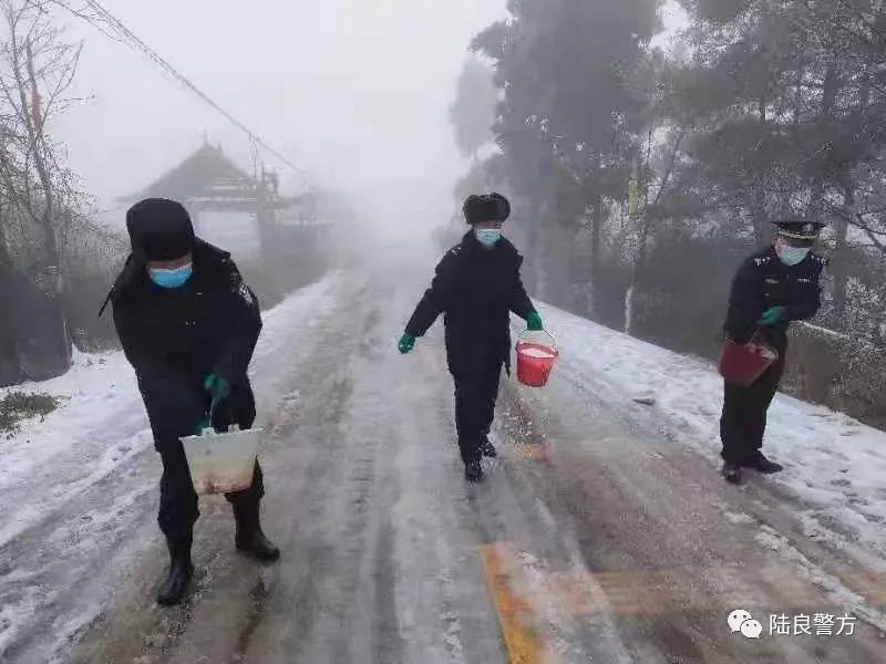迎风雪 战严寒 群众过大年 爨警保平安