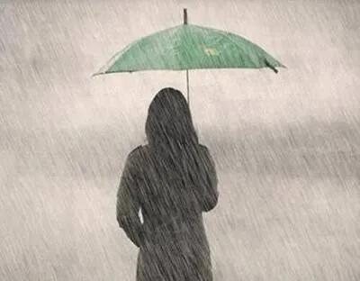 目送着她黑色的身影，在彩色的雨伞的掩隐下，消失在雨幕之中…