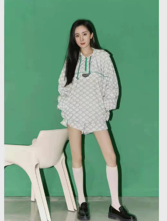 杨幂新穿搭火出圈！卫衣短裤配长筒袜少女感十足，筷子腿堪比超模